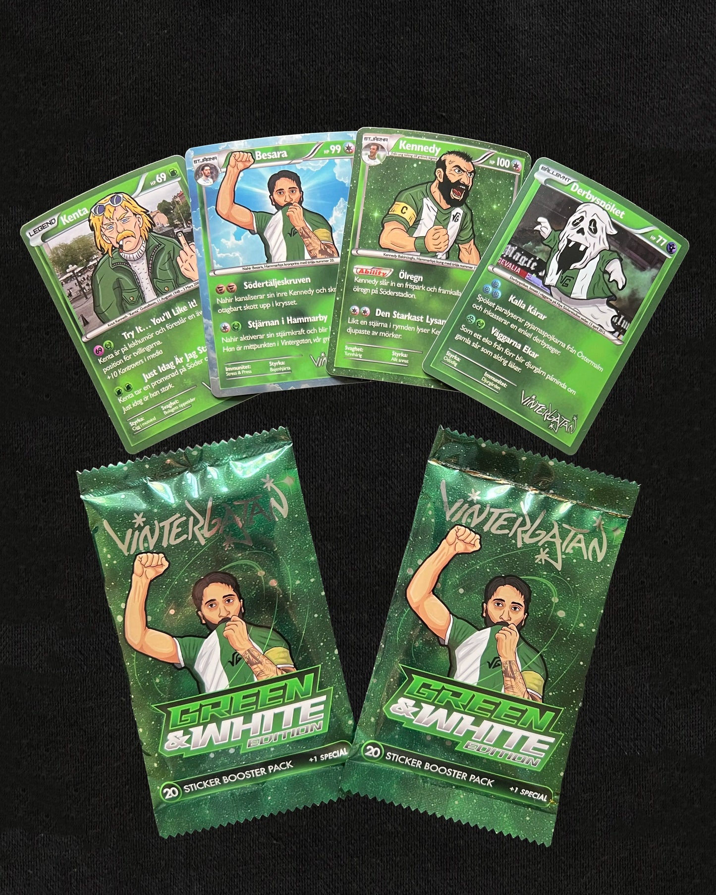 Hammarby Boosterpack som visar de fyra Bajen klistermärkena: Kennedy, Besara, Kenta och Derbyspöket.