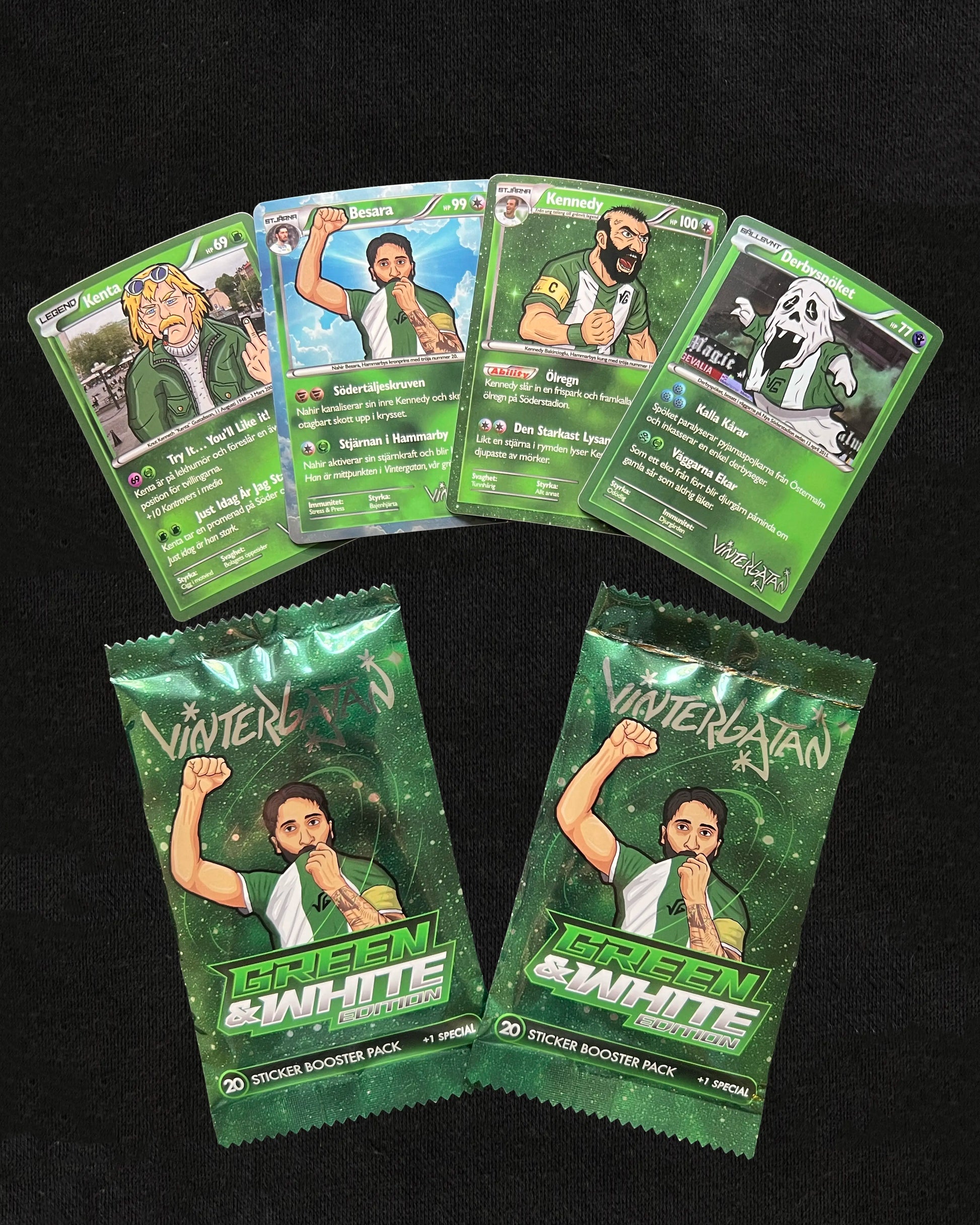 Hammarby Boosterpack som visar de fyra Bajen klistermärkena: Kennedy, Besara, Kenta och Derbyspöket.
